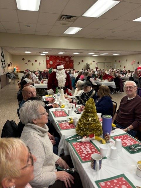 Seniors eating at Christmas